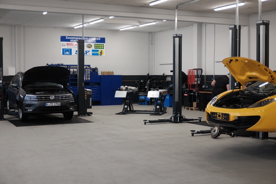KTT Werkstatthalle mit Fahrzeugen auf Hebebühnen – professionelle Ausstattung für alle Marken