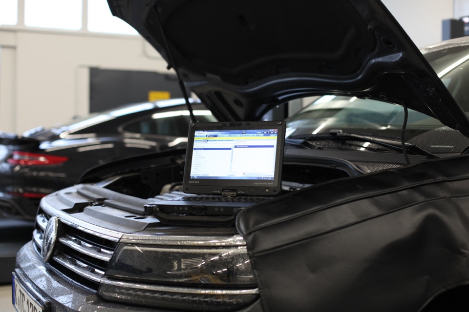 Professionelle Motordiagnose mit Laptop-Diagnosegerät
