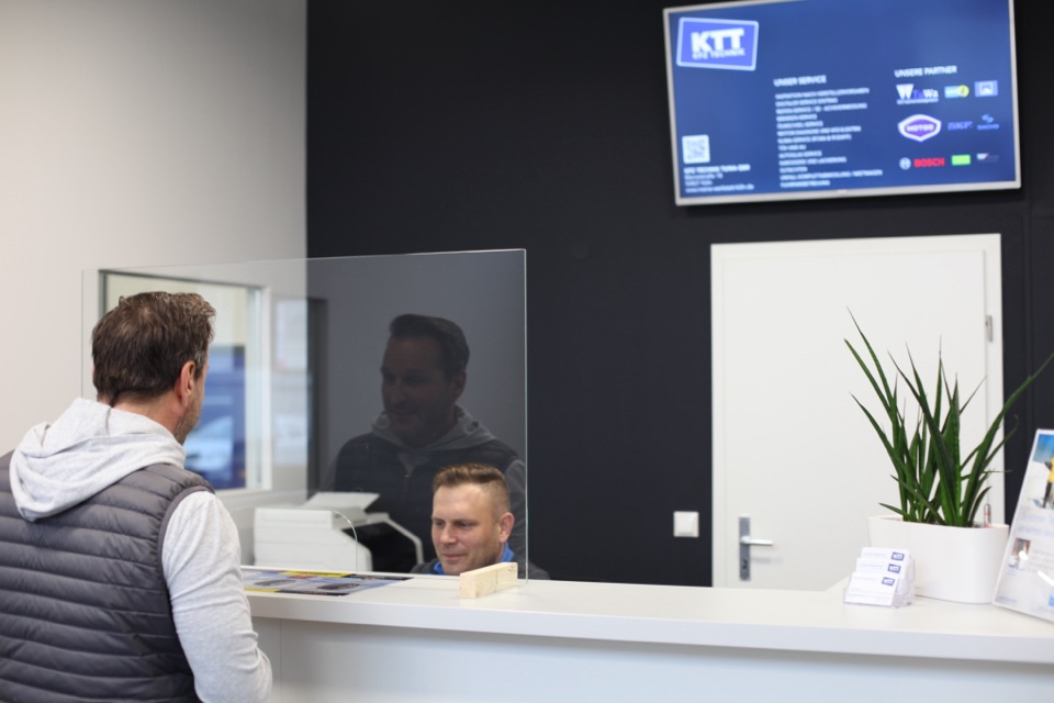Kundenberatung am Empfangstresen der KTT Werkstatt