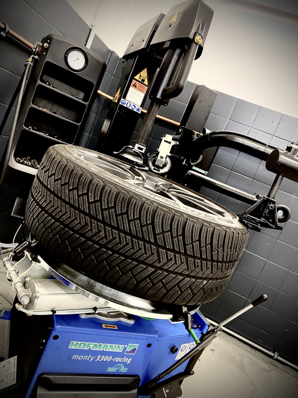 Professionelle Reifenmontage mit Hofmann Montiermaschine