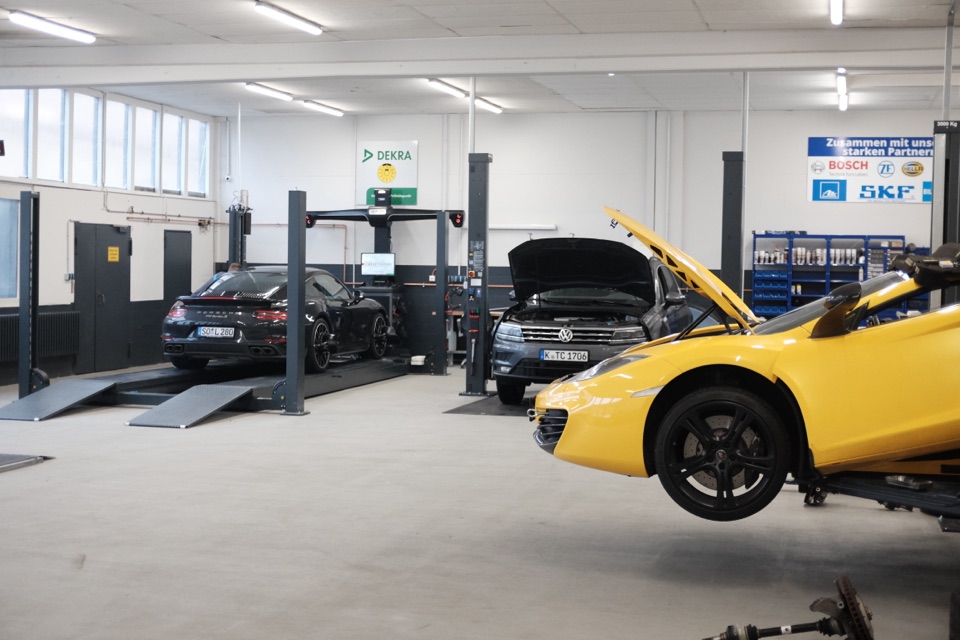 KTT Werkstatthalle mit Porsche, VW und McLaren auf Hebebühnen